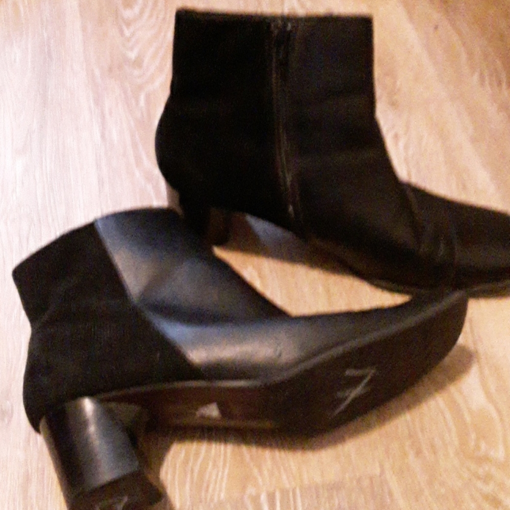 Leather boot - Picture 2 of 3